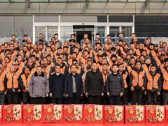 情系農(nóng)民工 蛇年送祝?！A兆控股為優(yōu)秀農(nóng)民工發(fā)放春節(jié)禮品